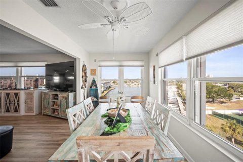 Condo in Gulfport, Florida, 2 bedrooms  № 1734821 - photo 17