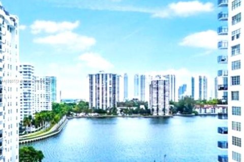 Condo in Aventura, Florida, 2 bedrooms  № 1707858 - photo 17