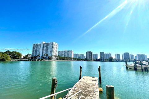 Condo in Aventura, Florida, 2 bedrooms  № 1707858 - photo 1