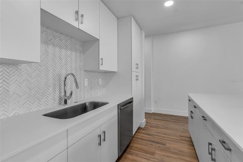 Condo in Sarasota, Florida, 2 bedrooms № 2201579 - photo 6