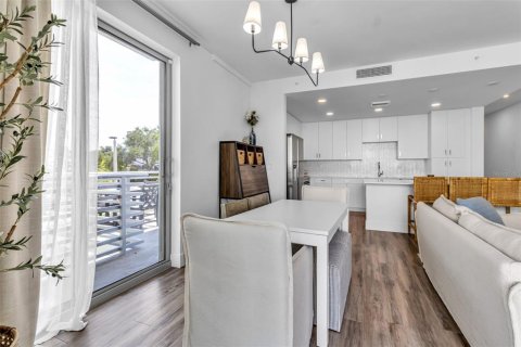 Condo in Sarasota, Florida, 2 bedrooms № 2201579 - photo 13
