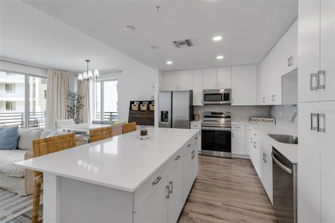 Condo in Sarasota, Florida, 2 bedrooms № 2201579 - photo 3