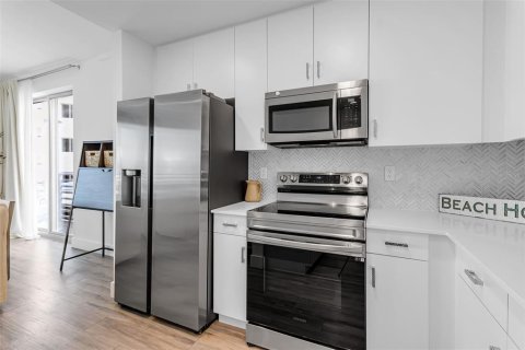 Condo in Sarasota, Florida, 2 bedrooms № 2201579 - photo 5