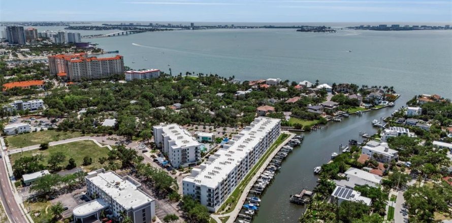 Condo in Sarasota, Florida, 2 bedrooms № 2201579