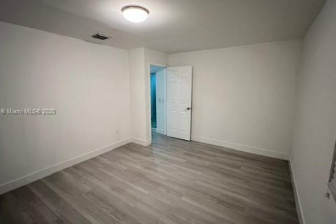 Casa en venta en Miami, Florida, 4 dormitorios, 182.74 m2 № 1985199 - foto 12