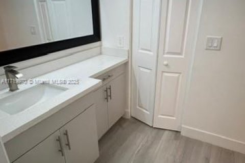 Casa en venta en Miami, Florida, 4 dormitorios, 182.74 m2 № 1985199 - foto 16