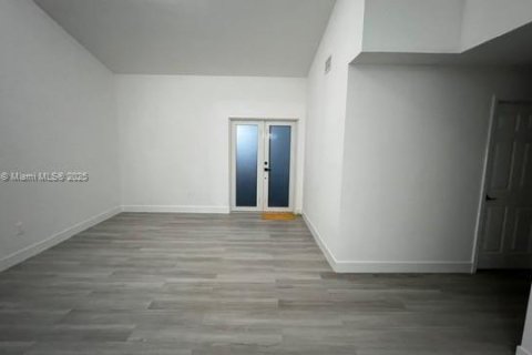 Casa en venta en Miami, Florida, 4 dormitorios, 182.74 m2 № 1985199 - foto 1