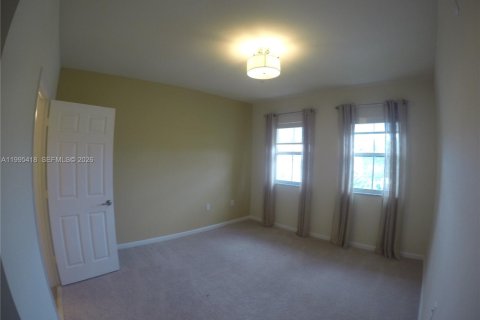 Снять в аренду кондоминиум в Дорал, Флорида 3 спальни, 113.99м2, № 2062983 - фото 8