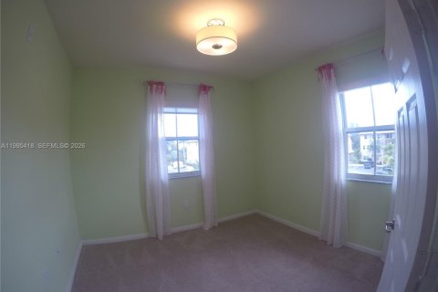 Снять в аренду кондоминиум в Дорал, Флорида 3 спальни, 113.99м2, № 2062983 - фото 7