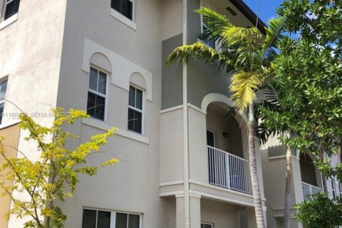 Снять в аренду кондоминиум в Дорал, Флорида 3 спальни, 113.99м2, № 2062983 - фото 2