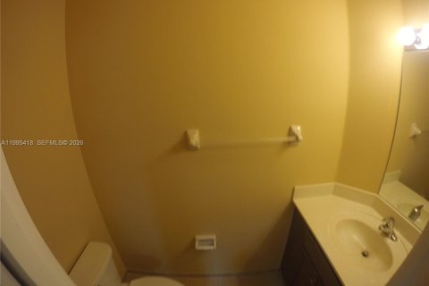 Снять в аренду кондоминиум в Дорал, Флорида 3 спальни, 113.99м2, № 2062983 - фото 12