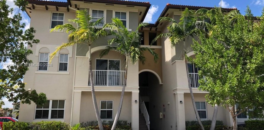 Кондоминиум с 3 спальнями в Дорал, Флорида № 2062983