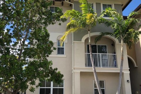 Снять в аренду кондоминиум в Дорал, Флорида 3 спальни, 113.99м2, № 2062983 - фото 14