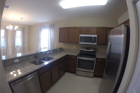 Снять в аренду кондоминиум в Дорал, Флорида 3 спальни, 113.99м2, № 2062983 - фото 4