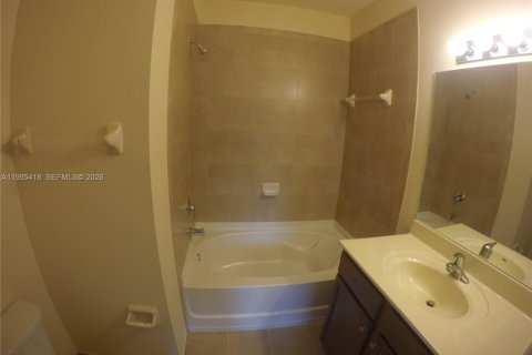 Снять в аренду кондоминиум в Дорал, Флорида 3 спальни, 113.99м2, № 2062983 - фото 13