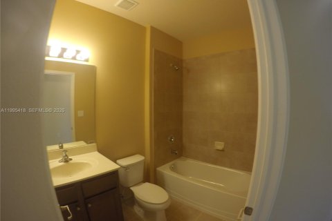 Снять в аренду кондоминиум в Дорал, Флорида 3 спальни, 113.99м2, № 2062983 - фото 11