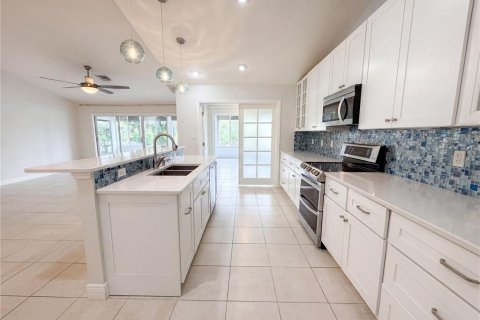 Condo in Bradenton, Florida, 2 bedrooms  № 2227352 - photo 12