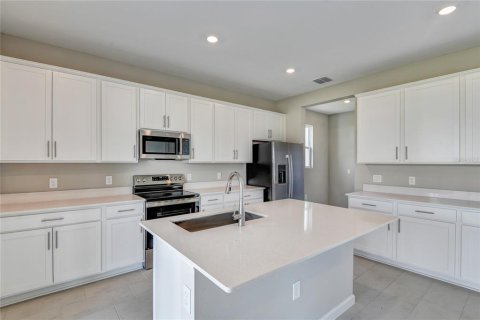 Casa en venta en Kissimmee, Florida, 5 dormitorios, 281.49 m2 № 1313747 - foto 3