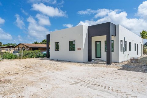 Adosado en venta en Miami, Florida, 3 dormitorios № 1957631 - foto 2