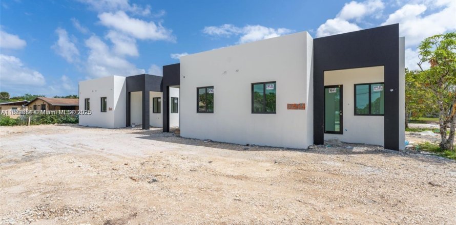 Adosado en Miami, Florida 3 dormitorios № 1957631