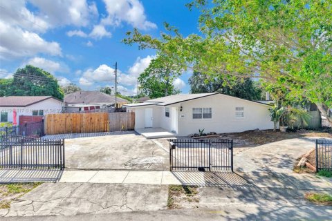 Villa ou maison à vendre à Miami Gardens, Floride: 3 chambres, 138.7 m2 № 1970158 - photo 15