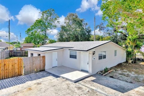 Villa ou maison à vendre à Miami Gardens, Floride: 3 chambres, 138.7 m2 № 1970158 - photo 1