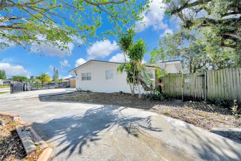 Villa ou maison à vendre à Miami Gardens, Floride: 3 chambres, 138.7 m2 № 1970158 - photo 28