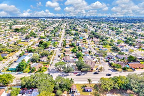 Villa ou maison à vendre à Miami Gardens, Floride: 3 chambres, 138.7 m2 № 1970158 - photo 10