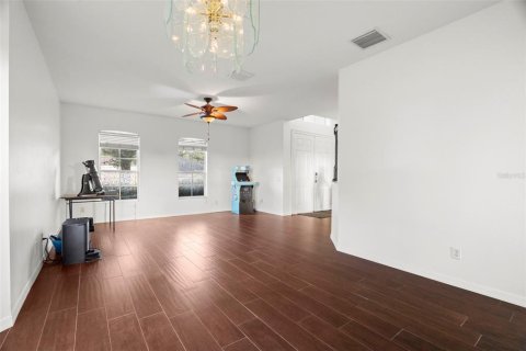 House in New Port Richey, Florida 5 bedrooms, 338.07 sq.m. № 1740562 - photo 9