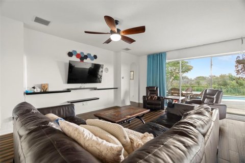 House in New Port Richey, Florida 5 bedrooms, 338.07 sq.m. № 1740562 - photo 11