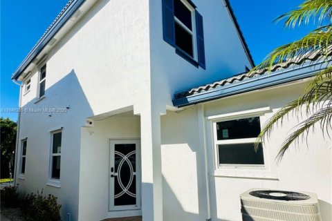 Villa ou maison à louer à Pembroke Pines, Floride: 3 chambres, 145.67 m2 № 1961930 - photo 3