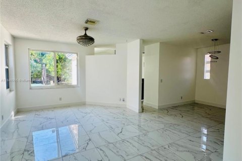 Villa ou maison à louer à Pembroke Pines, Floride: 3 chambres, 145.67 m2 № 1961930 - photo 5