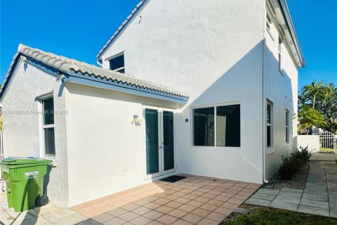 Villa ou maison à louer à Pembroke Pines, Floride: 3 chambres, 145.67 m2 № 1961930 - photo 4