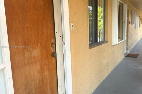 Condo in Hialeah, Florida, 2 bedrooms  № 1891142 - photo 6