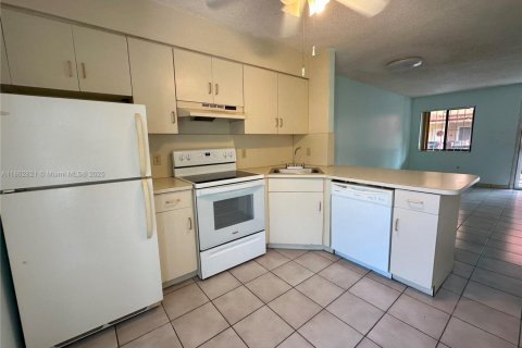 Condo in Hialeah, Florida, 2 bedrooms  № 1891142 - photo 10