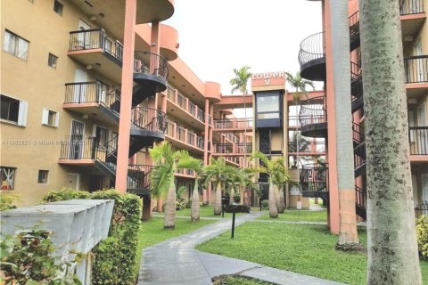 Condo in Hialeah, Florida, 2 bedrooms  № 1891142 - photo 2