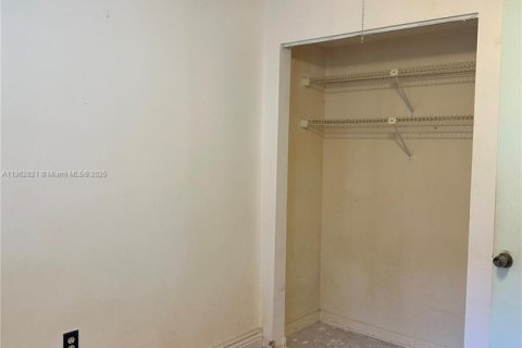 Condo in Hialeah, Florida, 2 bedrooms  № 1891142 - photo 17