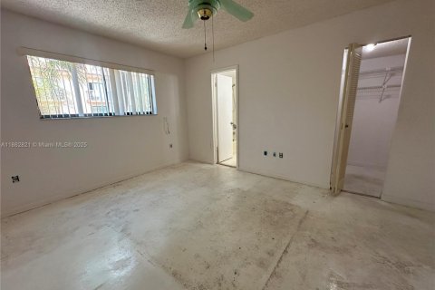 Condo in Hialeah, Florida, 2 bedrooms  № 1891142 - photo 18