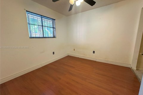 Condo in Hialeah, Florida, 2 bedrooms  № 1891142 - photo 15