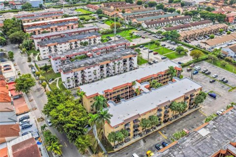 Condo in Hialeah, Florida, 2 bedrooms  № 1891142 - photo 4
