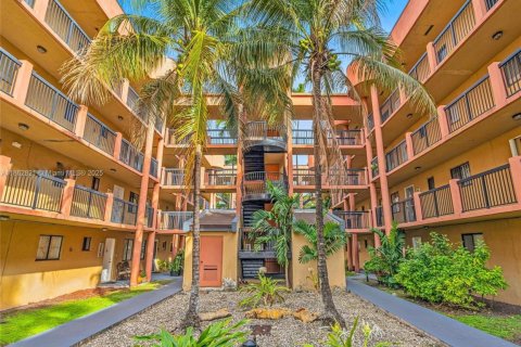 Condo in Hialeah, Florida, 2 bedrooms  № 1891142 - photo 1