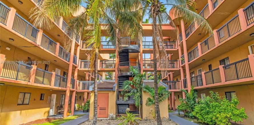 Condo in Hialeah, Florida, 2 bedrooms № 1891142