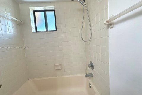 Condo in Hialeah, Florida, 2 bedrooms  № 1891142 - photo 22