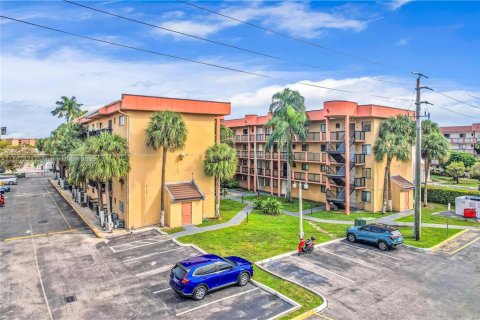 Condo in Hialeah, Florida, 2 bedrooms  № 1891142 - photo 24