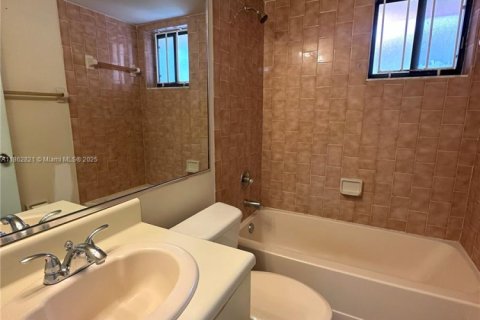Condo in Hialeah, Florida, 2 bedrooms  № 1891142 - photo 14