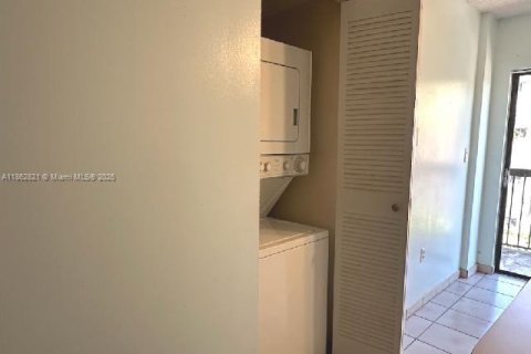 Condo in Hialeah, Florida, 2 bedrooms  № 1891142 - photo 11
