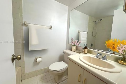 Condo in Hialeah, Florida, 2 bedrooms  № 1891142 - photo 21