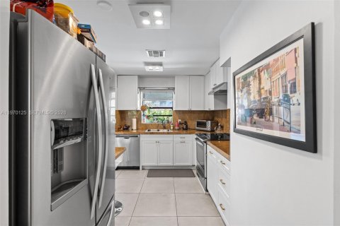 House in Hollywood, Florida 3 bedrooms, 102.56 sq.m. № 2031027 - photo 17