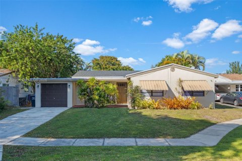 House in Hollywood, Florida 3 bedrooms, 102.56 sq.m. № 2031027