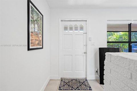 House in Hollywood, Florida 3 bedrooms, 102.56 sq.m. № 2031027 - photo 6